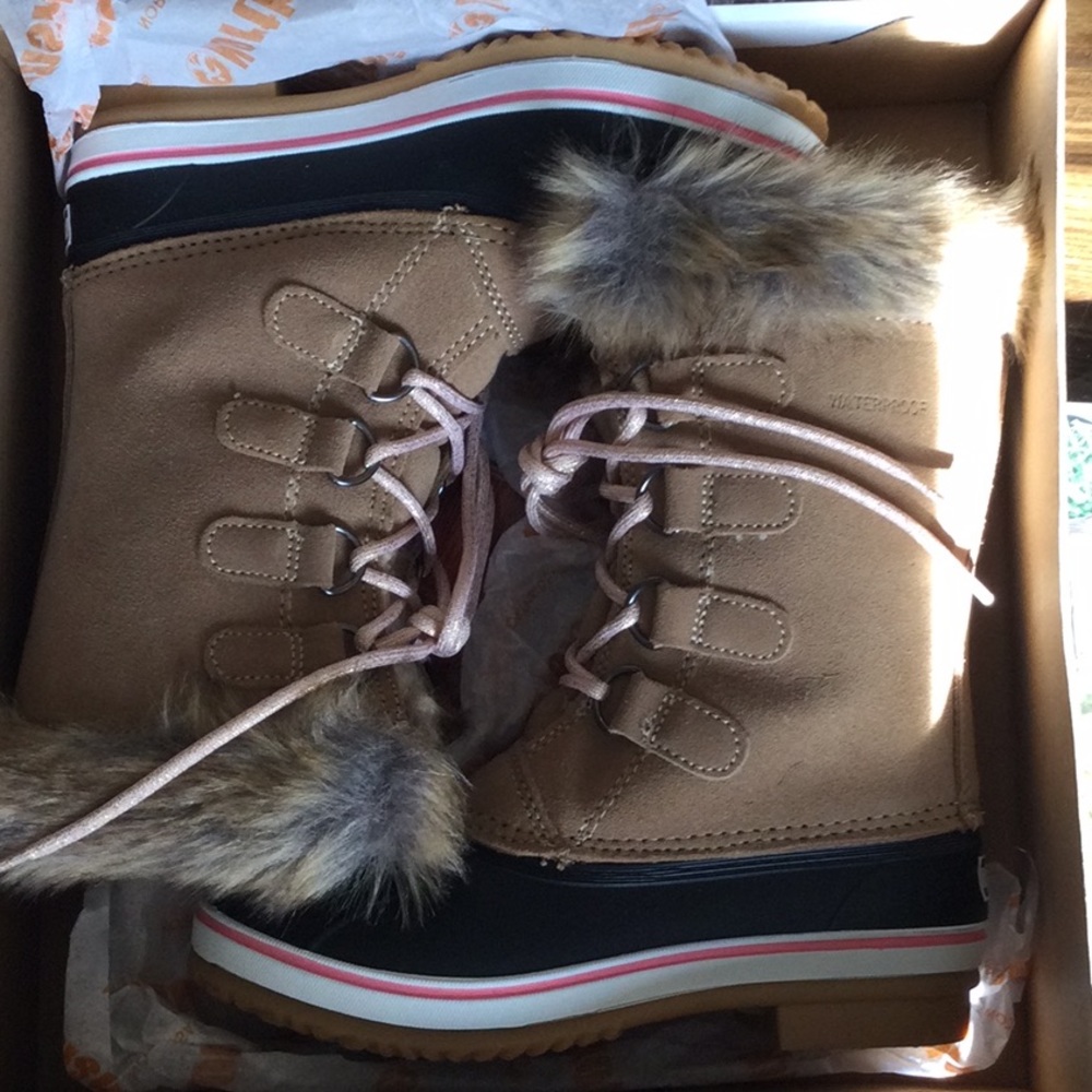 Northside girls waterproof Kathmandu suede faux fur winter boots Size 1